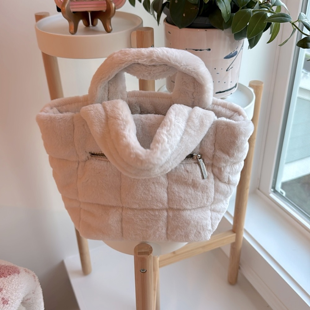 Lululemon quilted grid tote. Color is bone.